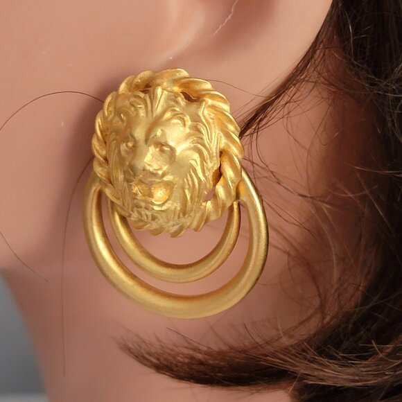 Vintage Goldtone Lion Door Knocker Style Screw-back Earrings - Picture 5 of 10